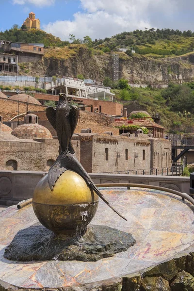 Monumentet falcon med fasan, old Tbilisi, Georgien — Stockfoto