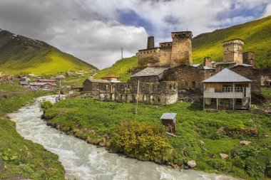 kaba köy Ushguli üst Svaneti, Gürcistan'daki nehirde