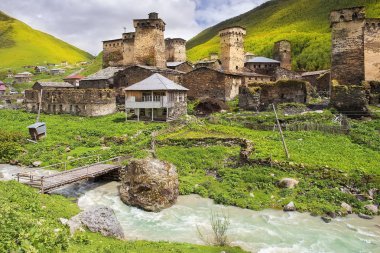 kaba köy Ushguli üst Svaneti, Gürcistan'daki nehirde