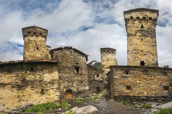 Védekező tornyokat és kő házak faluban, Ushguli, felső Svaneti, Grúzia — Stock Fotó