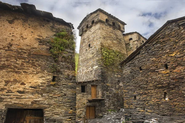 Savunma kuleleri ve taş evler köyde Ushguli, üst Svaneti, Gürcistan — Stok fotoğraf