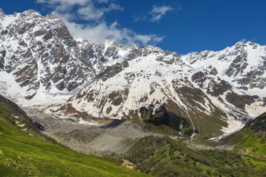 Svaneti, Georgia eyaleti içinde Kafkasya dağlarının görünümü