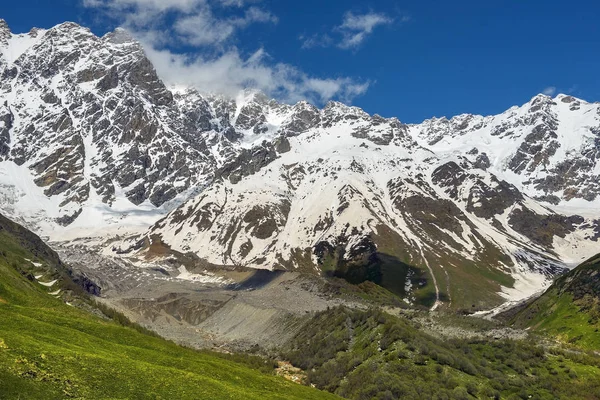 Vista sulle montagne del Caucaso a Svaneti, provincia di Georgia — Foto Stock