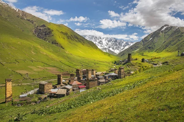 Paesaggio con villaggio Ushguli in Alta Svaneti, Georgia — Foto Stock