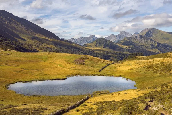 Lelkipásztori táj, a svájci Alpokban — Stock Fotó