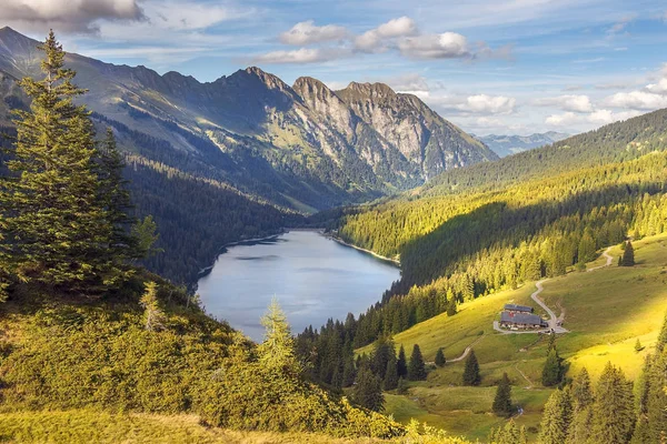 Pastorala landskap i schweiziska Alperna — Stockfoto