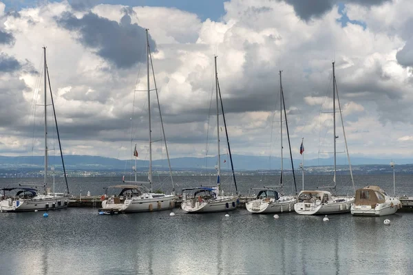 Przystani nad Jeziorem Genewskim, wczesnym rankiem, Montreux, Szwajcaria — Zdjęcie stockowe