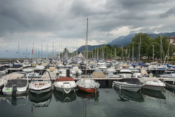 Jachthaven aan het meer van Genève in de vroege ochtend, Montreux, Zwitserland — Stockfoto