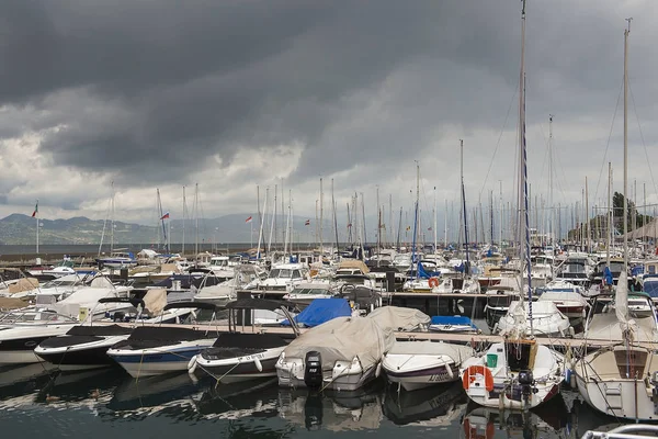 Puerto deportivo en el lago de Ginebra en la madrugada, Montreux, Suiza — Foto de Stock