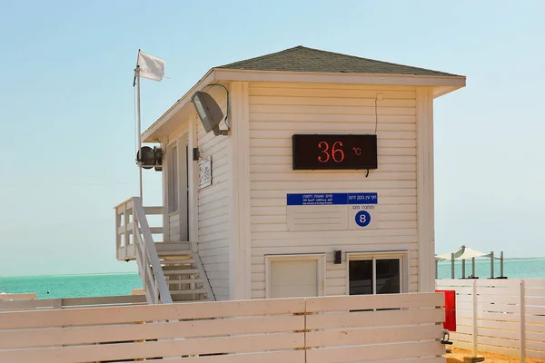 Cabina bagnini sulla spiaggia Ein Bokek, Mar Morto, Israele — Foto Stock