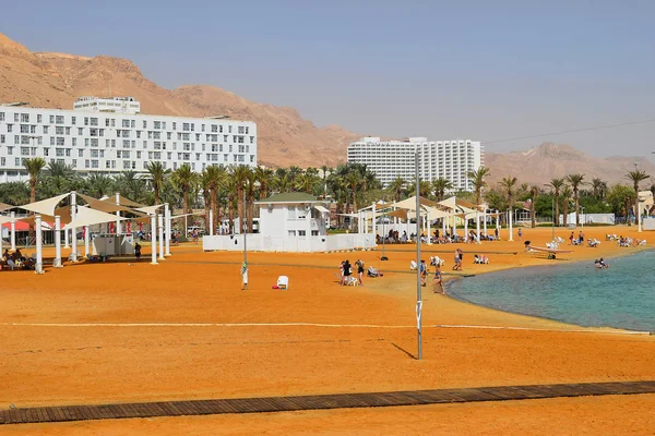 Urlauber und Touristen baden im Toten Meer, — Stockfoto