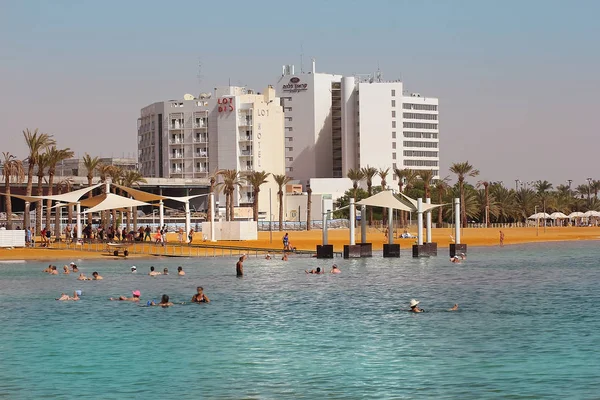 度假者和游客在死海以色列中沐浴 — 图库照片