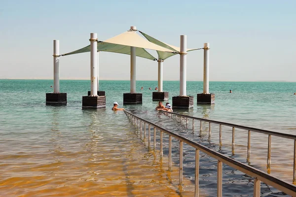 Vacanzieri e turisti si bagnano nel Mar Morto, Israele — Foto Stock