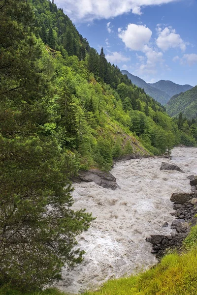 Hegyi táj, a Kaukázus hegység és a felső Svaneti, Georgia — Stock Fotó