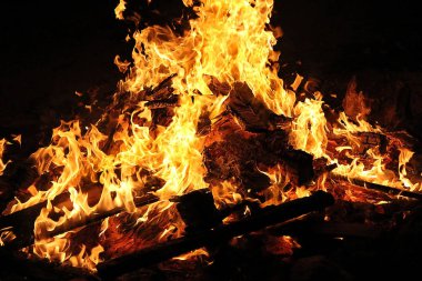 Geceleri büyük şenlik ateşi