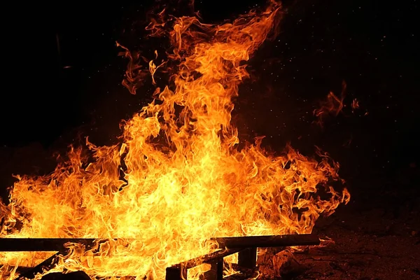 Groot vreugdevuur nachts — Stockfoto