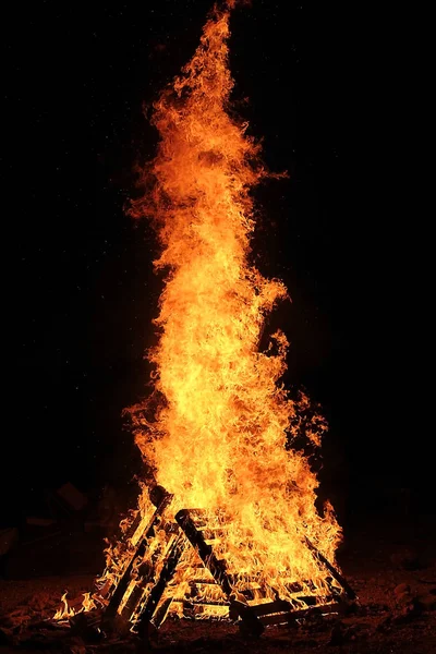 Groot vreugdevuur nachts — Stockfoto