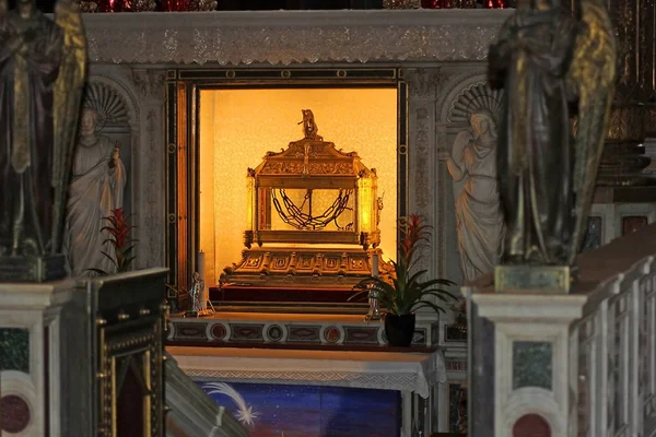 Reliquaire, contenant les chaînes de saint Pierre, basilique San Pietro in Vincoli à Rome, Italie — Photo