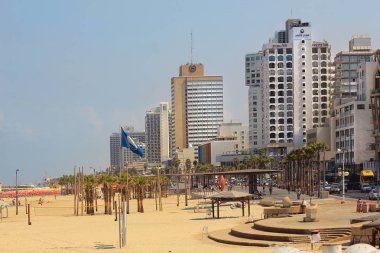 Tel Aviv, İsrail - 24 Ağustos 2016: plaj ve lüks otel Tel Aviv Promenade üzerinde Ağustos 24, 2016 Tel Aviv, İsrail