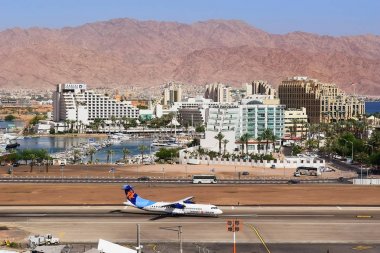 Eilat, İsrail - 24 Mayıs: uçak Havaalanı Eilat adlı lüks oteller, arka plan İsrail, üzerinde 24 Mayıs 2017 Eilat, İsrail için indi İsrailli havayolu şirketi Israir,