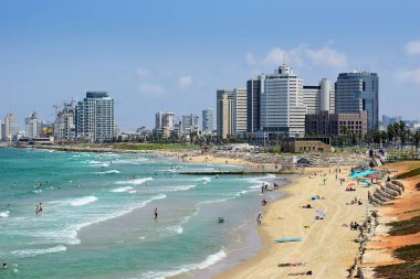 Tel Aviv, İsrail - 24 Ağustos 2016: görünümünden eski Yafo limanda modern lüks oteller ve plaj üzerinde Ağustos 24, 2016 Tel Aviv-Yafa, İsrail