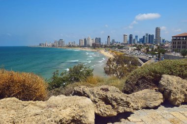Tel Aviv, İsrail - 24 Ağustos 2016: görünümünden eski Yafo limanda modern lüks oteller ve plaj üzerinde Ağustos 24, 2016 Tel Aviv-Yafa, İsrail