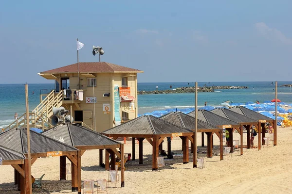 Tel Aviv, İsrail - 24 Ağustos 2016: booth cankurtaran üzerinde Ağustos 24, Tel Aviv plaj üzerinde 2016 Tel Aviv-Yafa, İsrail