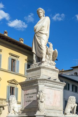 Dante Alighieri (İtalyan Floransalı şair) Bazilikası Holy Cross, Piazza Santa Croce, Florence, İtalya'nın önünde anıt