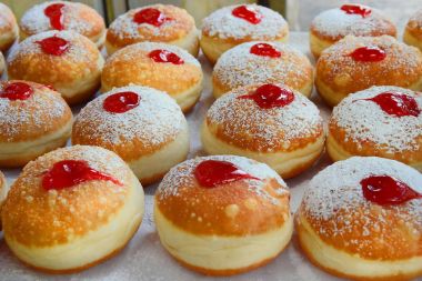 Klasik Hanukkah sufganiyot çilekli jöle ile dolu
