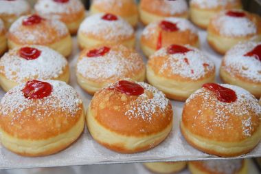 Klasik Hanukkah sufganiyot çilekli jöle ile dolu