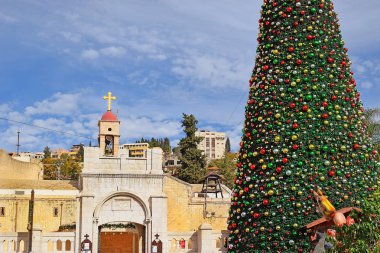 Yunan Ortodoks Kilisesi duyuru ile Noel süslemeleri ve Noel ağacı Nazareth, İsrail'in görünümünü