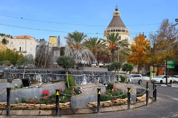 拿撒勒 以色列 12月18日 在以色列拿撒勒的报喜殿前的喷泉 这个教堂是建立在网站上根据传统是圣母玛利亚的家 2017年12月18日 — 图库照片