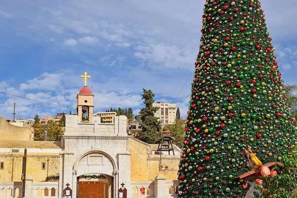 Vista Iglesia Ortodoxa Griega Anunciación Con Decoraciones Navideñas Árbol Navidad — Foto de Stock