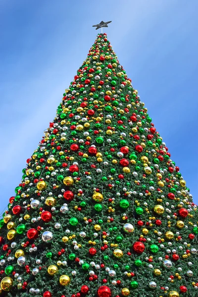 新年やクリスマスの背景として イスラエルのナザレに飾られたクリスマス ツリーのフラグメント — ストック写真