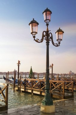 Grand Canal Venedik'te romantik Gösterim ön planda vintage sokak lambası ile şafak