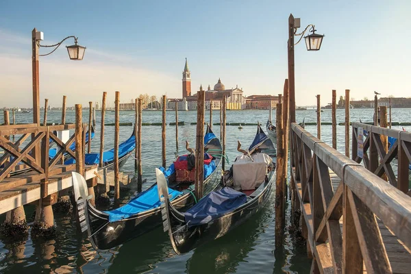 传统的威尼斯贡多拉停泊在意大利威尼斯著名的圣马可广场附近的京杭大运河 — 图库照片