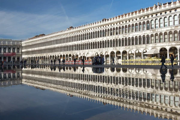 Venice, İtalya - 11 Ekim 2016: Procuratie Vecchie in Piazza San Marco bir sel sırasında yansıtan su birikintisi (acqua alta) Venedik, İtalya 11 Ekim 2016