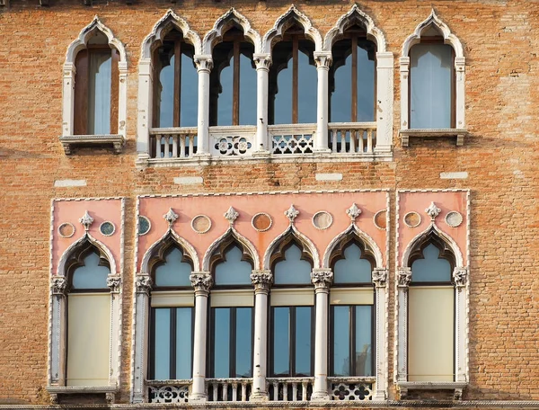 バルコニー ヴェネツィア イタリアで美しいベネチア窓 — ストック写真