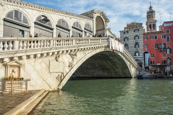 城市景观的老威尼斯的里亚托桥 古老的桥梁 在意大利的威尼斯大运河 — 图库照片