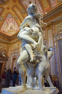 Roma, İtalya - 25 Ocak: Barok Mermer heykel grubu tarafından İtalyan sanatçı Gian Lorenzo Bernini, tecavüz Proserpine üzerinde 25 Ocak 2018, Galleria Borghese, Rome, İtalya
