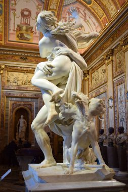 Roma, İtalya - 25 Ocak: Barok Mermer heykel grubu tarafından İtalyan sanatçı Gian Lorenzo Bernini, tecavüz Proserpine üzerinde 25 Ocak 2018, Galleria Borghese, Rome, İtalya