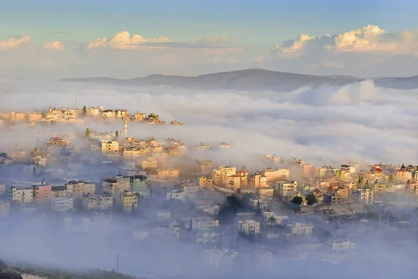 薄雾笼罩在晨雾圣经村迦得纳 邻里拿撒勒在以色列 地方耶稣基督显示第一个奇迹 — 图库照片
