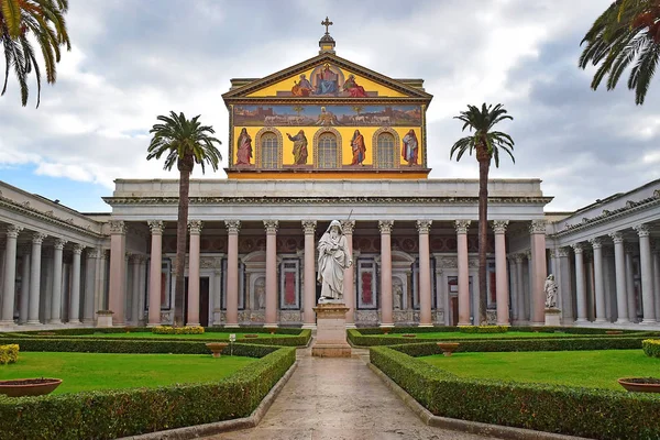 Utsikt Över Statyn Paul Och Huvudfasaden Påvliga Basilikan Paul Utanför — Stockfoto