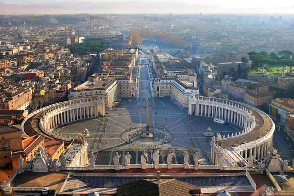 彼得大教堂 意大利的圆顶的高度看 彼得广场的全景 — 图库照片