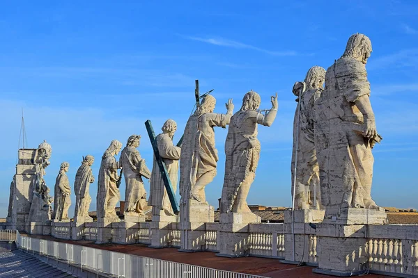 Vista Degli Edifici Delle Statue Degli Apostoli Sul Tetto Della — Foto Stock