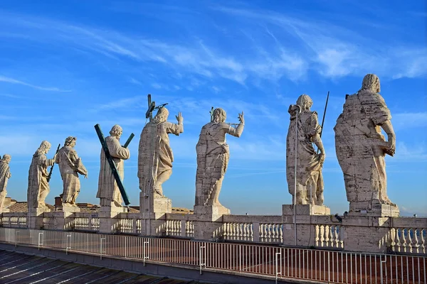 Vista Los Edificios Estatuas Los Apóstoles Techo Basílica San Pedro —  Fotos de Stock