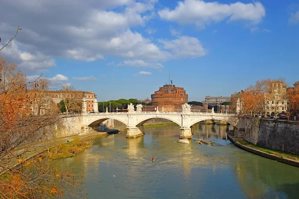 罗马的城市景观与一座桥上的河 蓬奥托里埃马努埃莱二世 和哈德良陵墓 被称为圣天使堡 意大利 — 图库照片