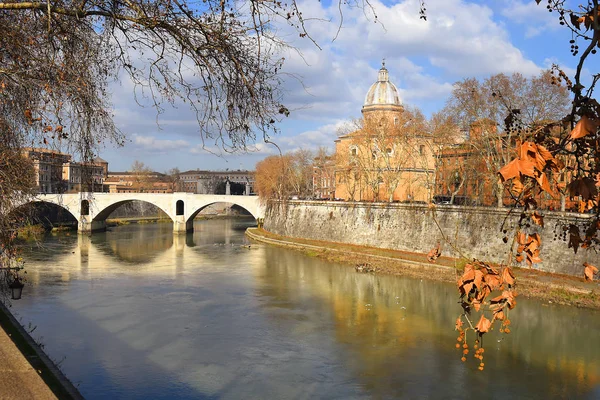 Cityscape Roma Dengan Jembatan Atas Sungai Tiber Ponte Principe Amedeo — Stok Foto