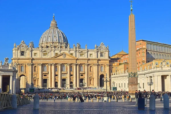 Vatikanstaten Vatikanen Rom Italien Januari Människor Samlades Petersplatsen Vatikanen Att — Stockfoto