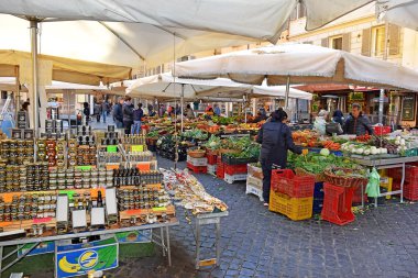 Rome, İtalya - 23 Ocak: ünlü günlük gıda pazarı Meydanı Campo dei Fiori üzerinde 23 Ocak 2018, Roma, İtalya